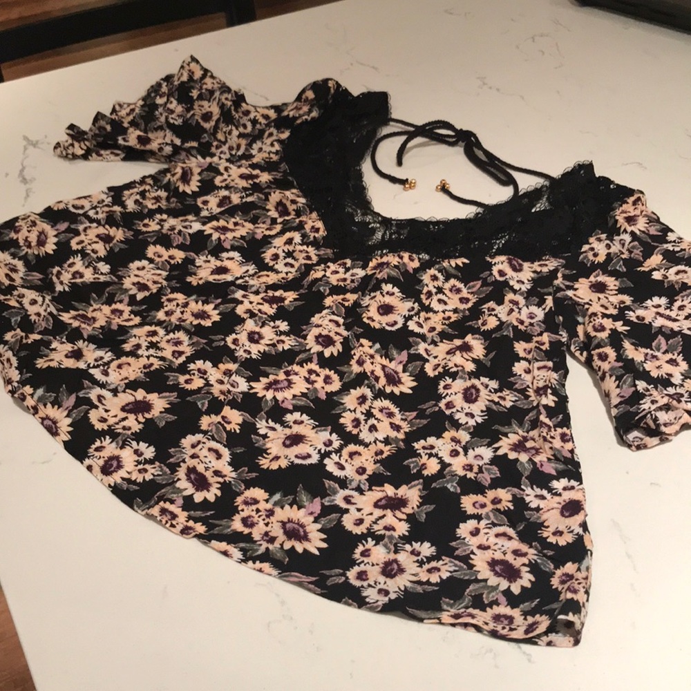 NWOT- Forever 21 Floral and lace top- Small